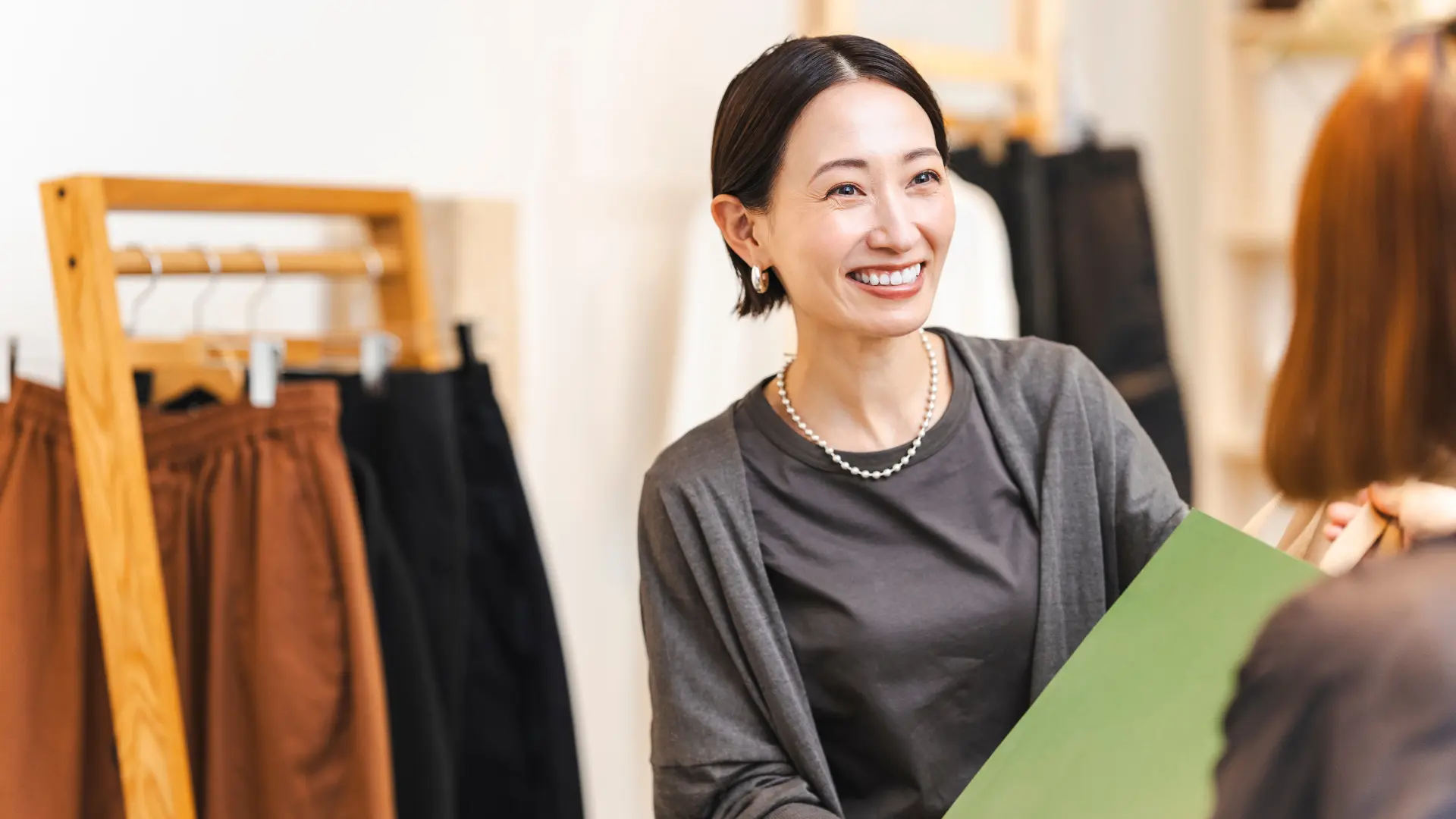 AWS Bedrock活用で店長業務を月20時間削減した生成AI導入